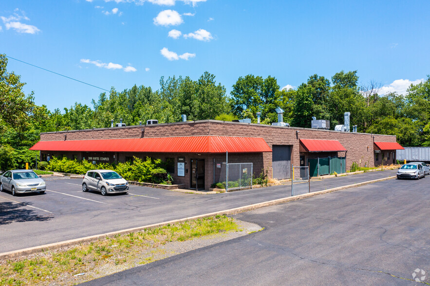 2000 Hartel St, Levittown, PA à louer - Photo de l’immeuble – Image 2 sur 9