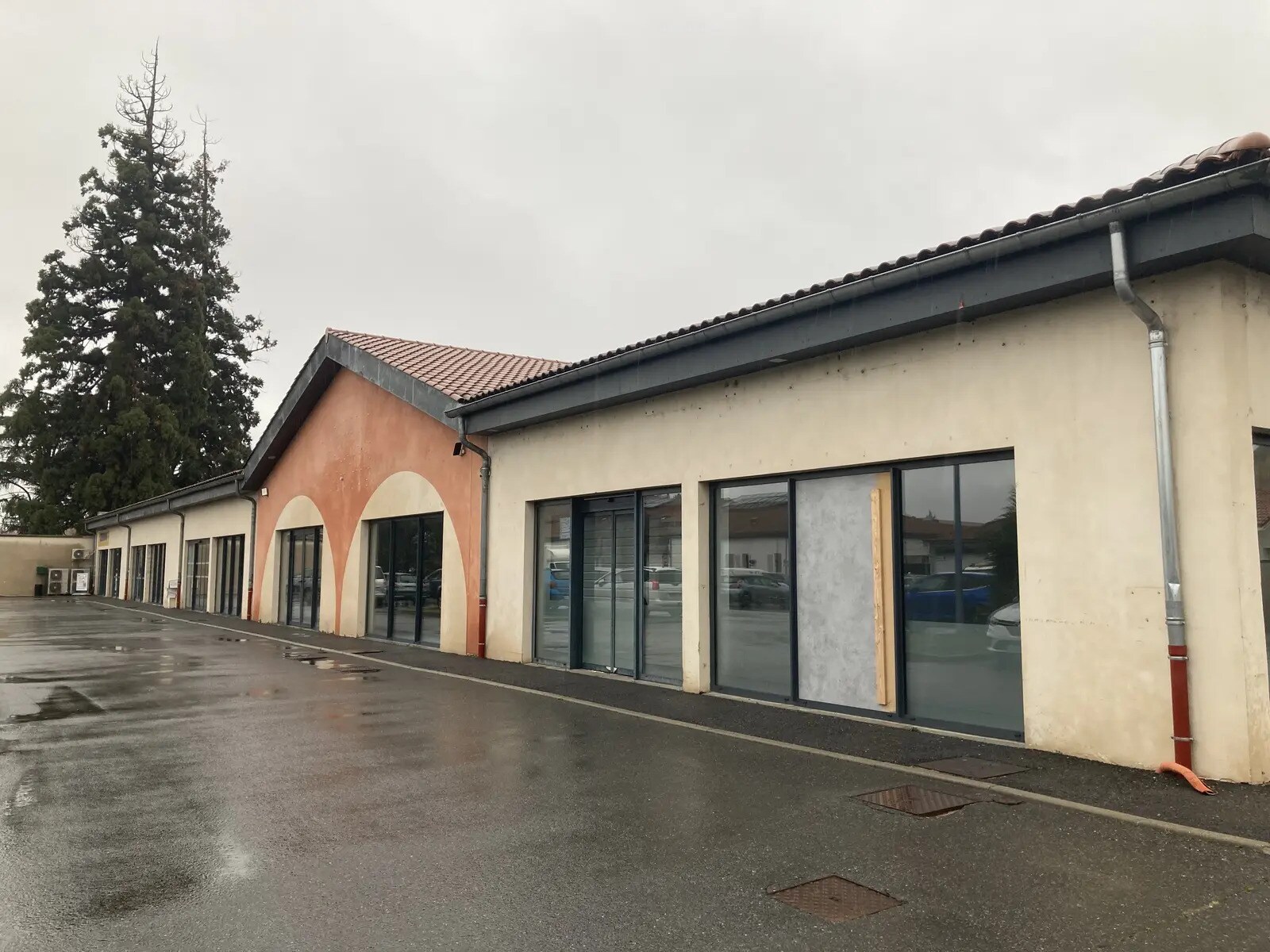 Local d'activités dans Feurs à vendre Photo de l’immeuble– Image 1 sur 7