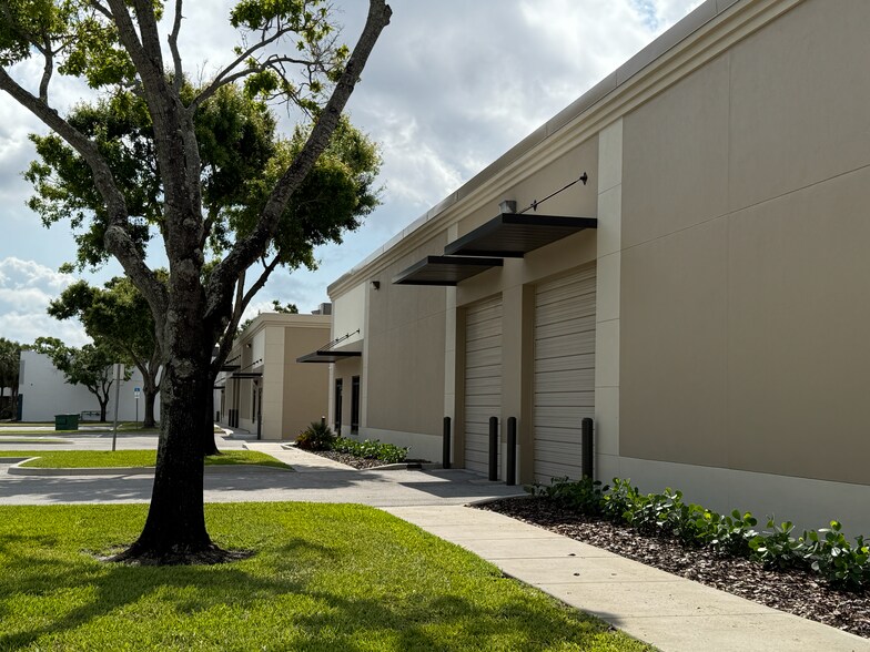 5322-5350 115th Ave N, Clearwater, FL à louer - Photo de l’immeuble – Image 3 sur 13