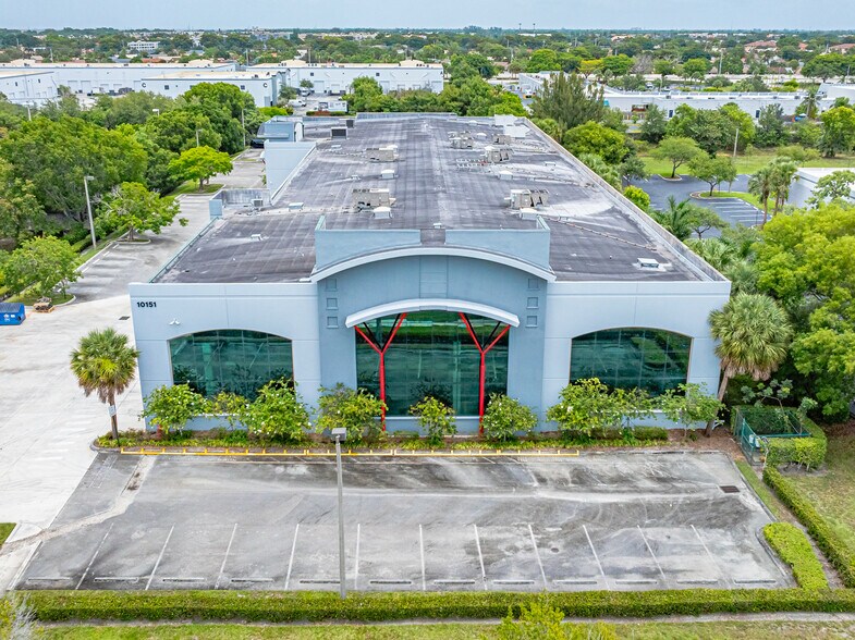10151 NW 67th St, Tamarac, FL à vendre - Photo de l’immeuble – Image 2 sur 19