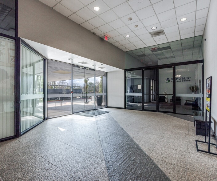 13201 Northwest Fwy, Houston, TX à louer - Hall d’entrée – Image 3 sur 6