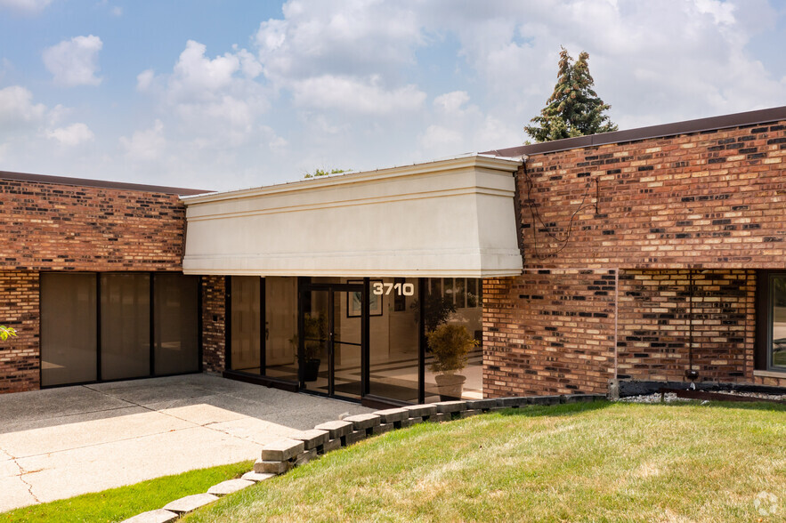3710 Commercial Ave, Northbrook, IL à louer - Photo de l’immeuble – Image 2 sur 4