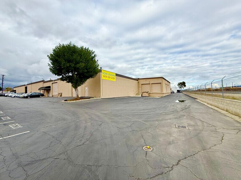 1009-1033 Brooks St, Ontario, CA à louer - Photo de l’immeuble – Image 1 sur 12