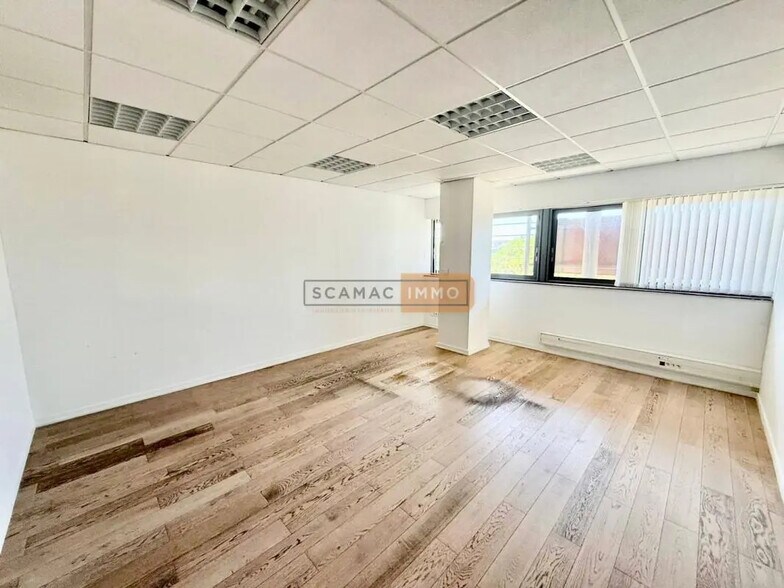 Bureau dans Fréjus à louer - Photo de l’immeuble – Image 2 sur 12