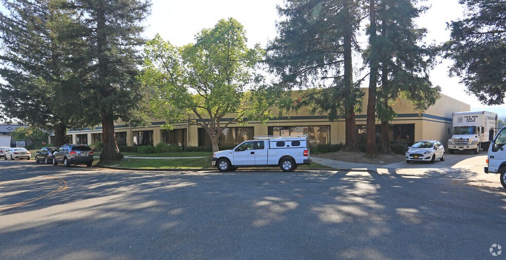 7087 Commerce Cir, Pleasanton, CA à louer - Photo de l’immeuble – Image 2 sur 4