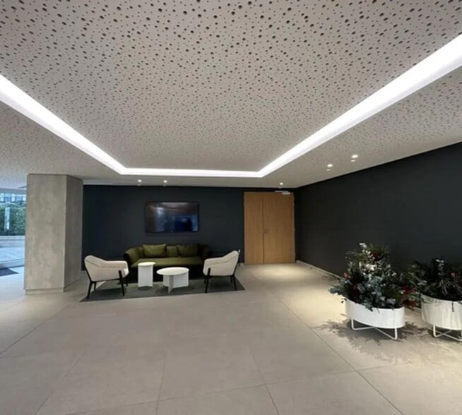 85-93 Rue Des Trois Fontanot, Nanterre à louer - Hall d’entrée – Image 2 sur 5