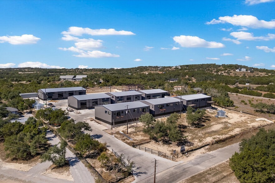 451 Farrell Rd, Dripping Springs, TX à louer - Photo de l’immeuble – Image 2 sur 31