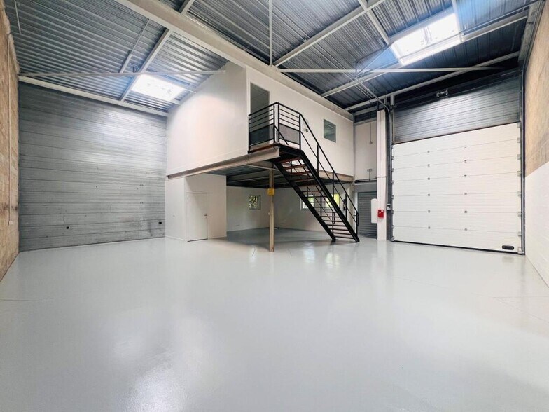 Local d'activités dans Plaisir à vendre - Photo intérieure – Image 2 sur 23