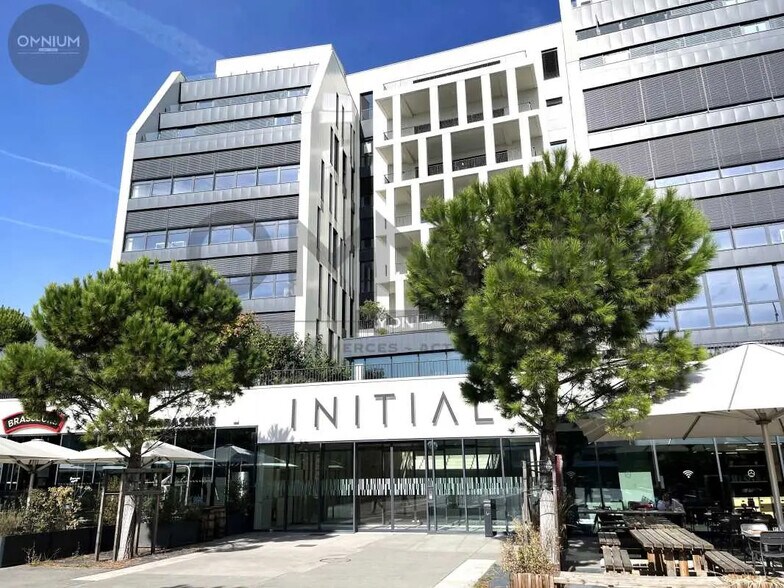 Bureau dans Vénissieux à louer - Photo de l’immeuble – Image 2 sur 15