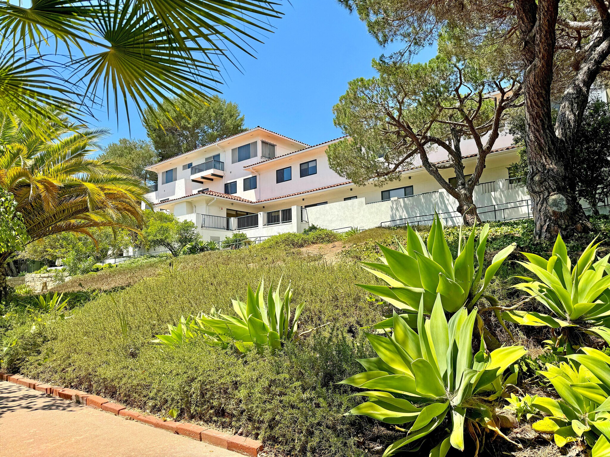 1621 Grand Ave, Santa Barbara, CA à vendre Photo de l’immeuble– Image 1 sur 29
