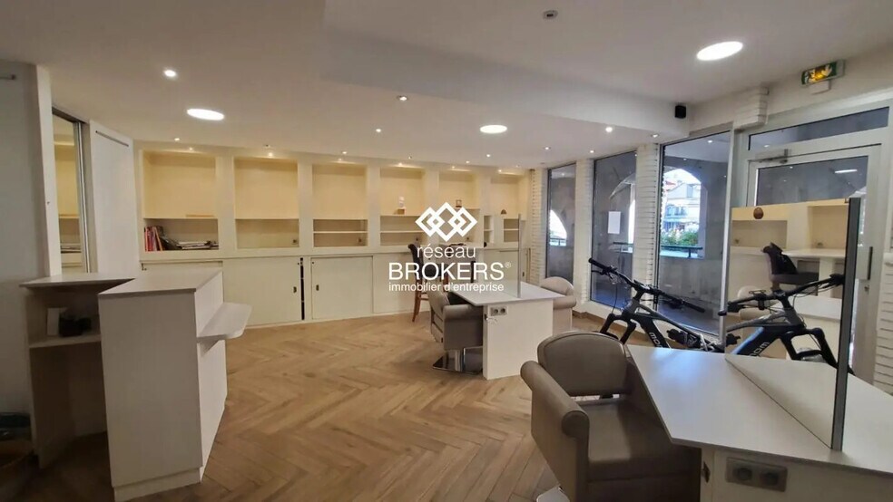 Local commercial dans Annecy à vendre - Photo intérieure – Image 2 sur 8