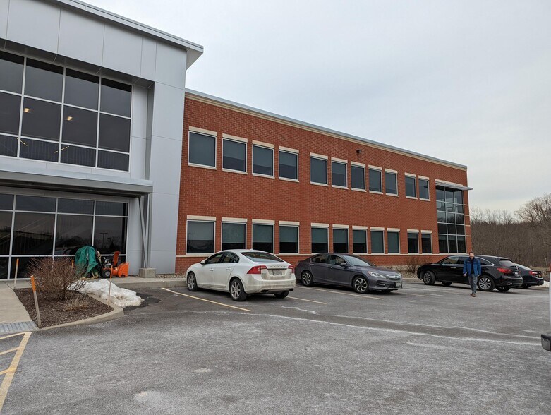 33 Tech Valley Dr, East Greenbush, NY à louer - Photo principale – Image 2 sur 10