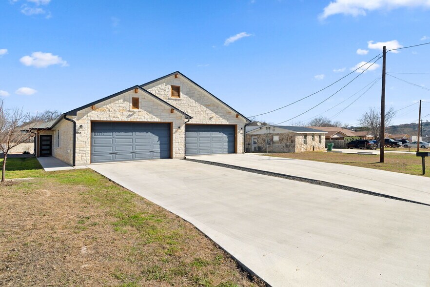 1111 Cedar Dr, Marble Falls, TX à vendre - Photo de l’immeuble – Image 3 sur 37