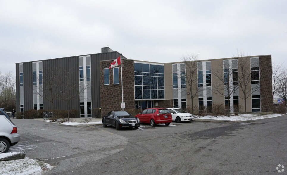 62 Steacie Dr, Ottawa, ON à louer - Photo de l’immeuble – Image 2 sur 11