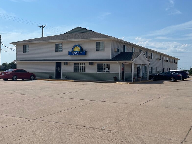 4701 10th St, Great Bend, KS à vendre - Photo principale – Image 1 sur 16