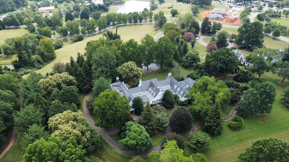 384 Worrell Dr, Charlottesville, VA à vendre - Photo principale – Image 1 sur 5