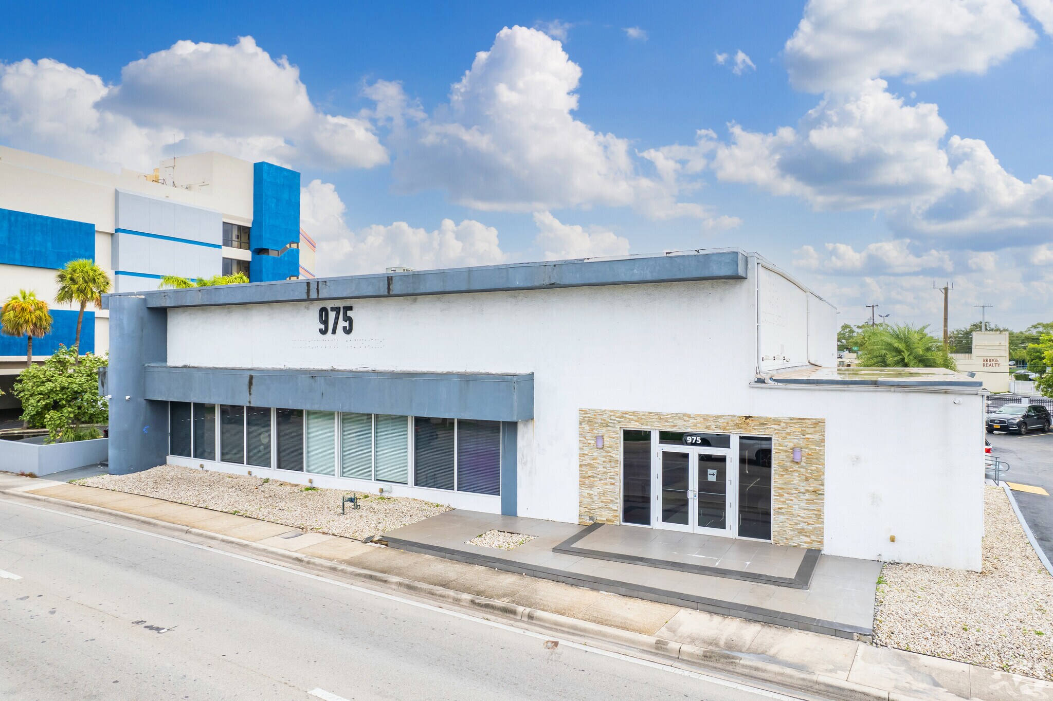 975 N Miami Beach Blvd, North Miami Beach, FL à louer Photo principale– Image 1 sur 22