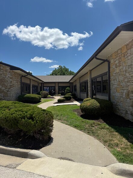 13460 S Arapaho Dr, Olathe, KS à louer - Photo de l’immeuble – Image 3 sur 16