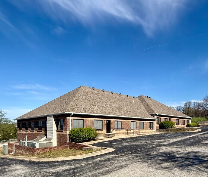 919 Wildwood Dr, Jefferson City, MO à vendre - Photo de l’immeuble – Image 2 sur 5