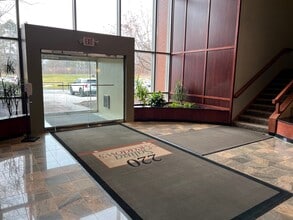 220 Salina Meadows Pky, Syracuse, NY à louer Photo intérieure– Image 2 sur 3