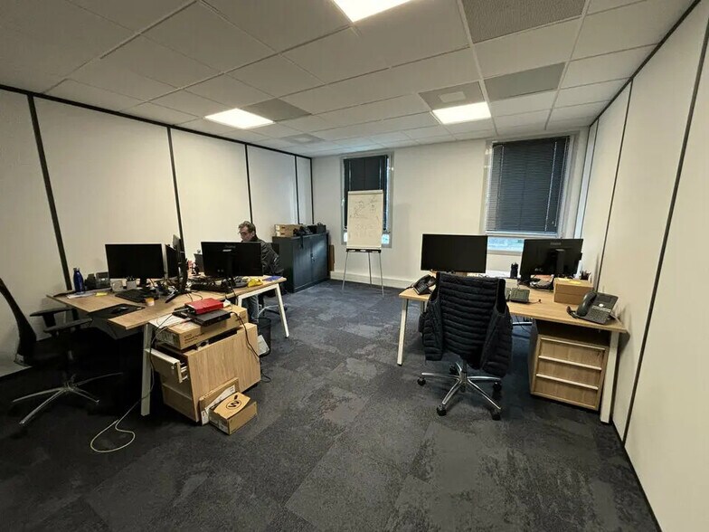 Bureau dans Bron à louer - Photo de l’immeuble – Image 3 sur 16