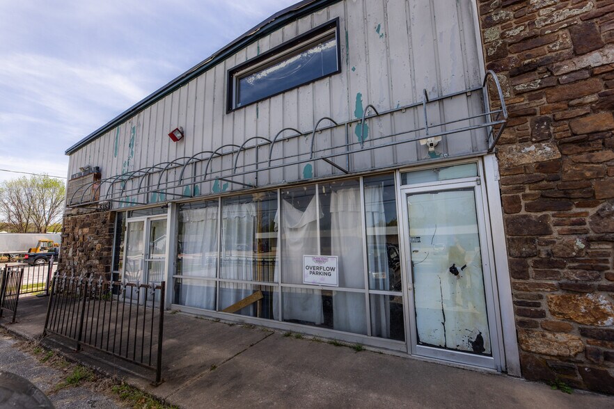535 W Poplar St, Fayetteville, AR à louer - Photo de l’immeuble – Image 2 sur 11