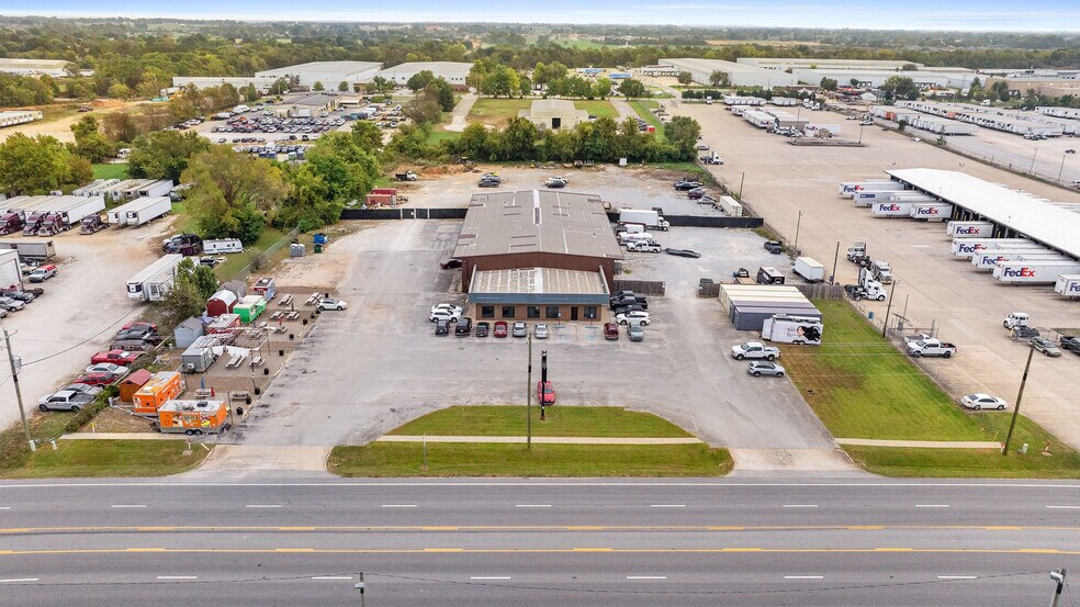 405 S Bloomington St, Lowell, AR à louer - Photo de l’immeuble – Image 1 sur 7