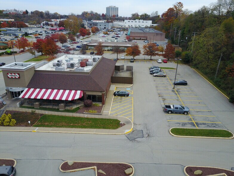 240 Mall Blvd, Monroeville, PA à louer - Photo de l’immeuble – Image 2 sur 3