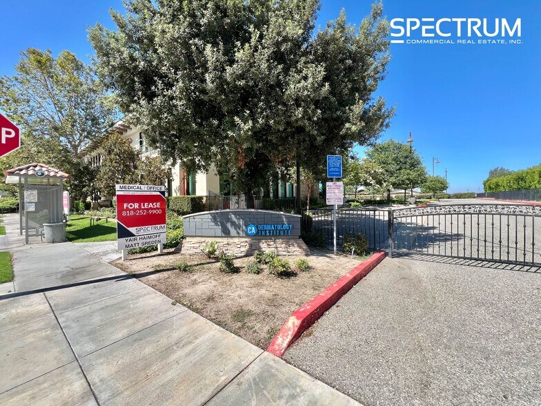 145 Park Ln, Moorpark, CA à louer - Photo de l’immeuble – Image 2 sur 9