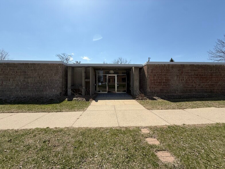 1204 7th St S, Saint Cloud, MN à vendre - Photo de l’immeuble – Image 3 sur 24