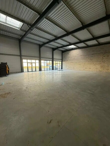 Local commercial dans Le Thillay à louer - Photo intérieure – Image 1 sur 3