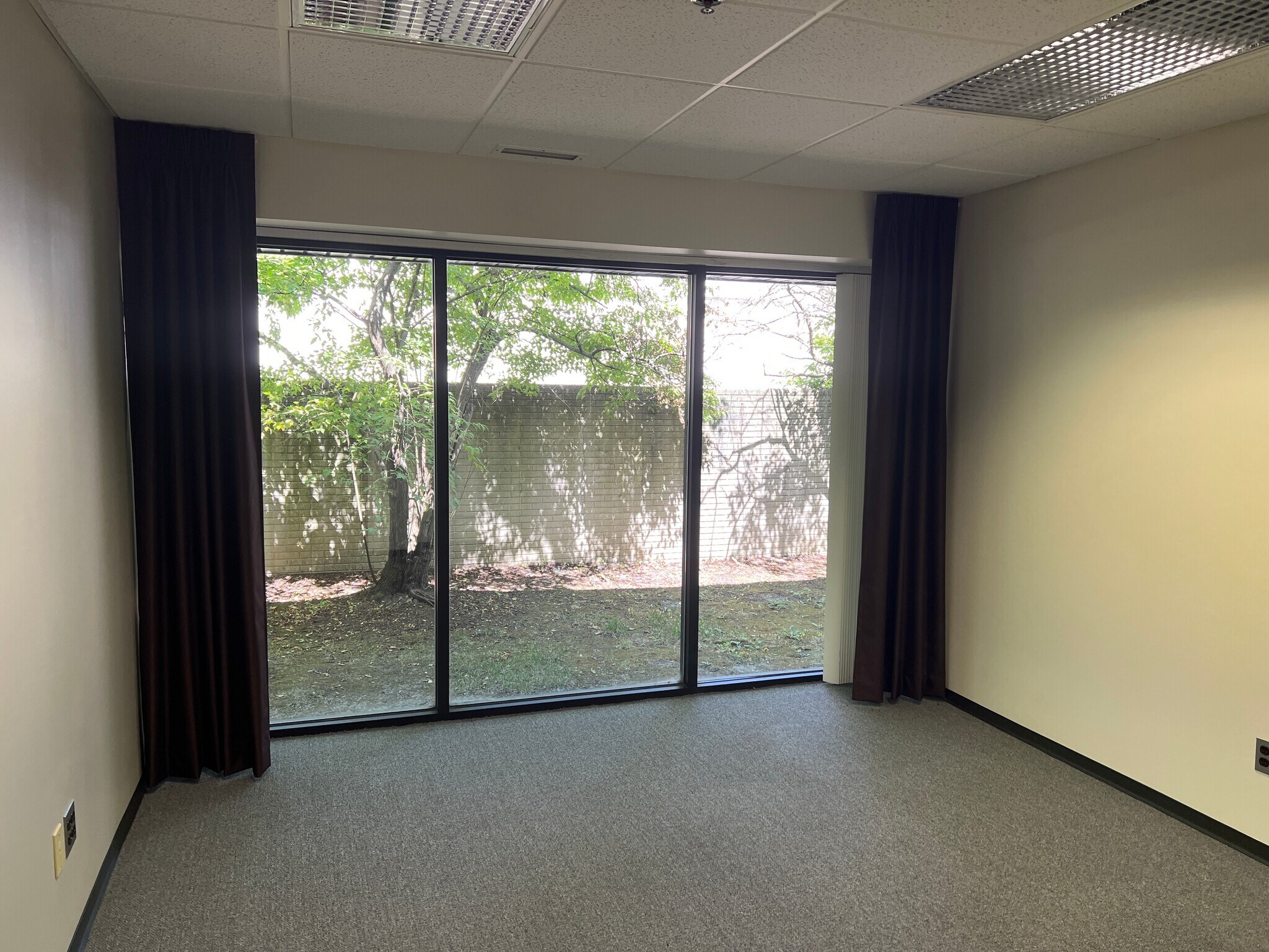 7 W Square Lake Rd, Bloomfield Hills, MI à louer Photo intérieure– Image 1 sur 1