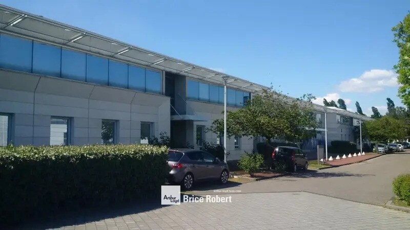 1 Rue Edison, Bron à louer - Photo de l’immeuble – Image 3 sur 3