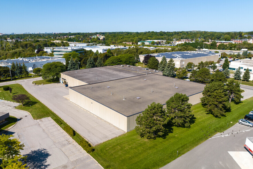 585 Granite Ct, Pickering, ON à louer - Photo de l’immeuble – Image 2 sur 6