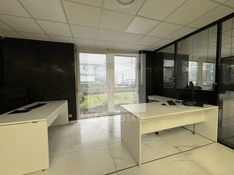 Bureau dans Bron à louer - Photo de l’immeuble – Image 2 sur 20