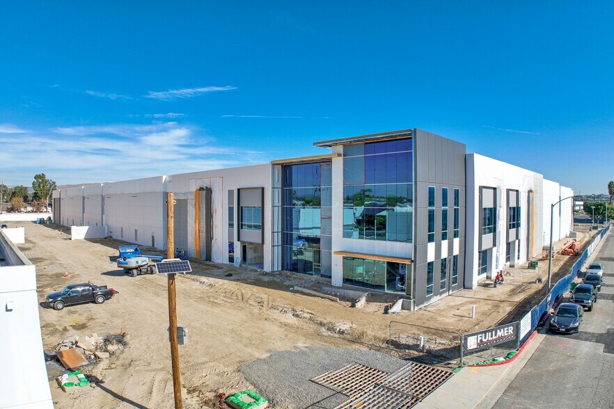 5235 E Hunter Ave, Anaheim, CA à louer - Photo de l’immeuble – Image 3 sur 5