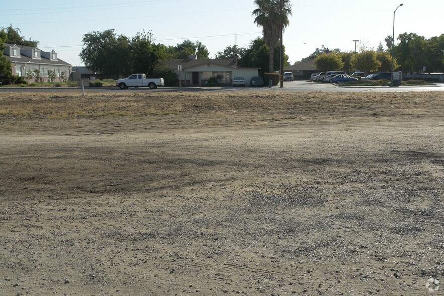 323 W Shaw Ave, Clovis, CA à louer - Photo de l’immeuble – Image 2 sur 13