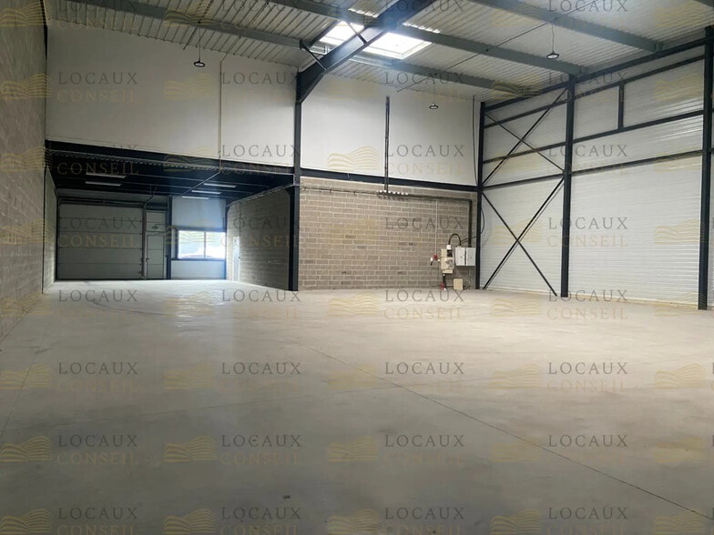 Local d’activités dans Argenteuil à louer - Photo de l’immeuble – Image 3 sur 5
