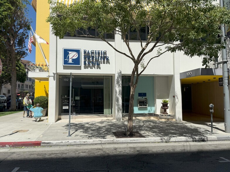 190-192 N Canon Dr, Beverly Hills, CA à louer - Photo de l’immeuble – Image 2 sur 3