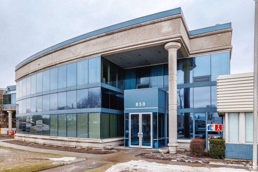 850 Montée de Liesse, Montréal, QC à vendre - Photo de l’immeuble – Image 2 sur 15