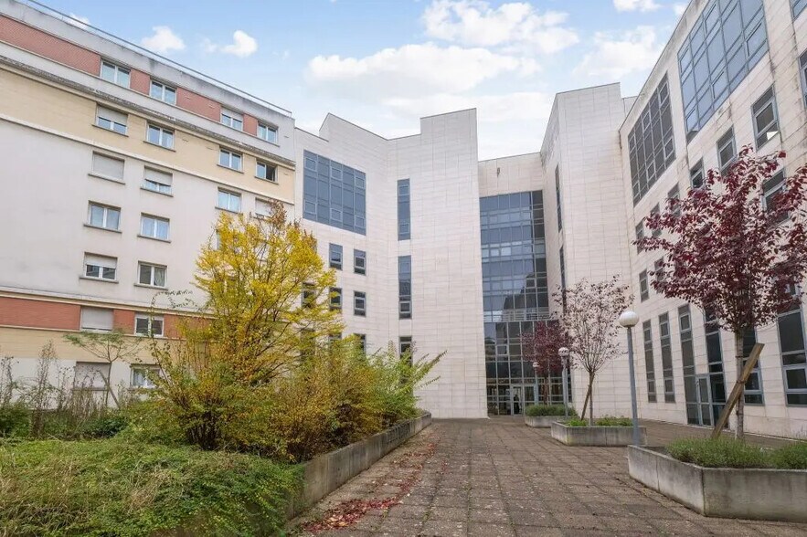6-8 Rue Eugène Et Armand Peugeot, Rueil-Malmaison à louer - Photo de l’immeuble – Image 3 sur 3