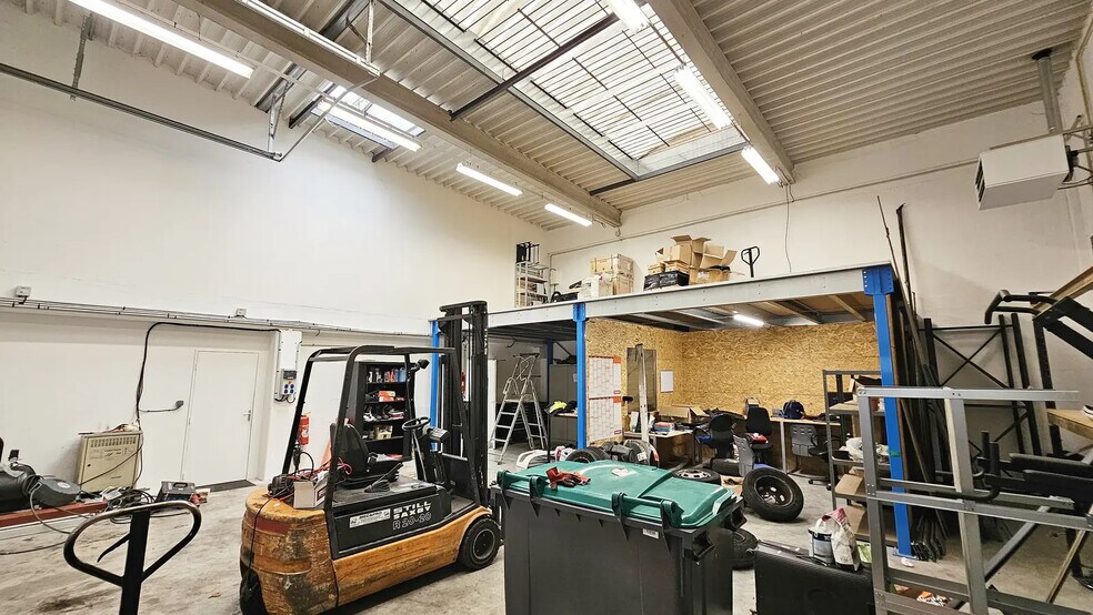 Local d’activités dans Moissy-Cramayel à louer - Photo de l’immeuble – Image 2 sur 11