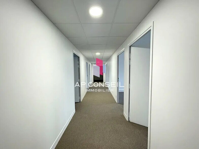 Bureau dans Montigny-le-Bretonneux à louer - Photo de l’immeuble – Image 3 sur 7
