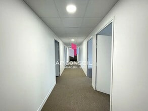 Bureau dans Montigny-le-Bretonneux à vendre Photo intérieure– Image 2 sur 18