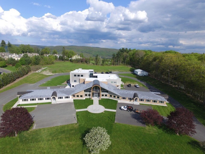 150 Pittsfield Rd, Lenox, MA à louer - Photo de l’immeuble – Image 1 sur 9