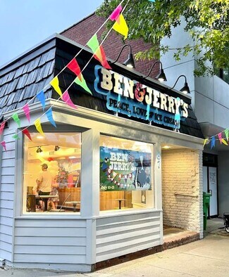 Plus de détails pour 87 E Main St, Riverhead, NY - Local commercial à vendre