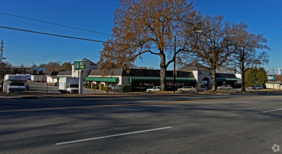 3300 Monroe Rd, Charlotte, NC à louer - Photo de l’immeuble – Image 3 sur 6