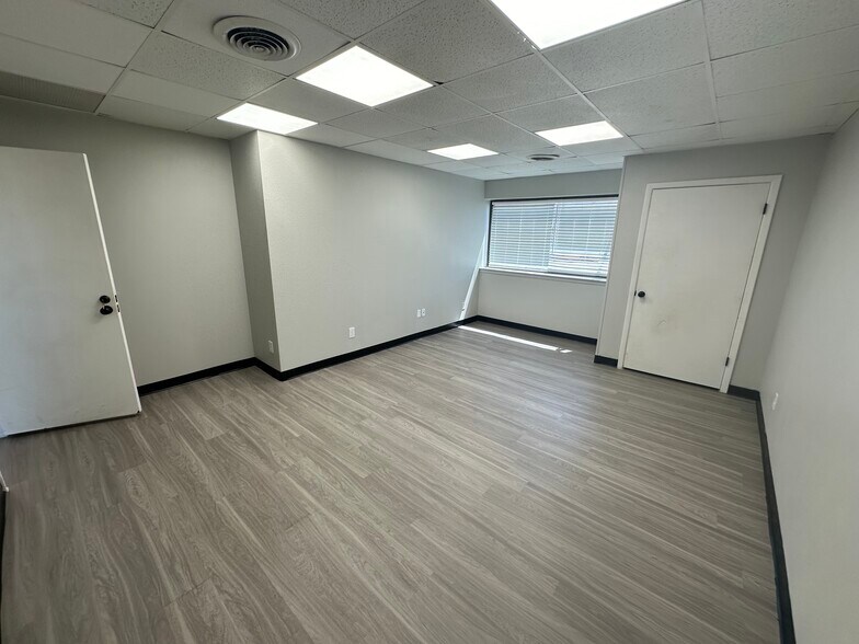6525 Midway Rd, Haltom City, TX à louer - Photo de l’immeuble – Image 3 sur 10