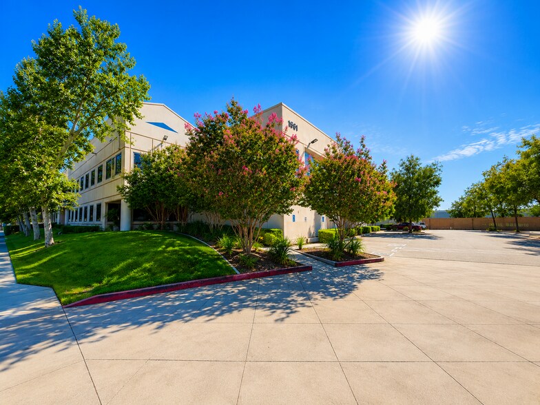 1561 Eastridge Ave, Riverside, CA à louer - Photo de l’immeuble – Image 2 sur 3
