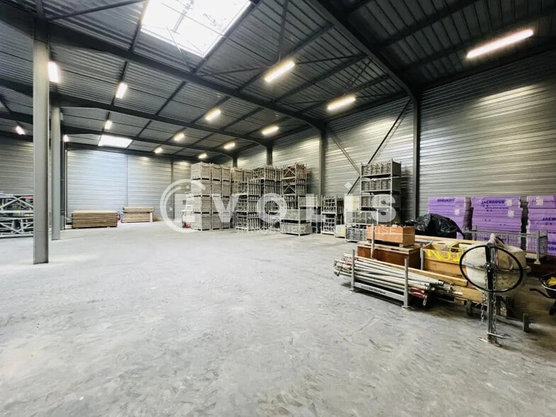 Local d’activités dans Chelles à louer - Photo de l’immeuble – Image 3 sur 3